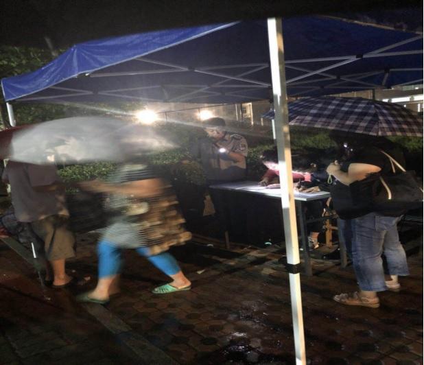 兴工街道泉涌社区开展防汛人员转移安置工作