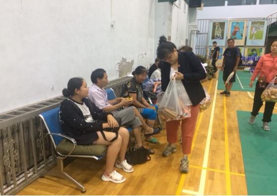 兴工街道泉涌社区开展防汛人员转移安置工作