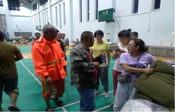 兴工街道泉涌社区开展防汛人员转移安置工作