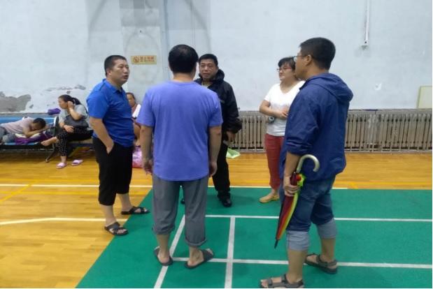 兴工街道泉涌社区开展防汛人员转移安置工作