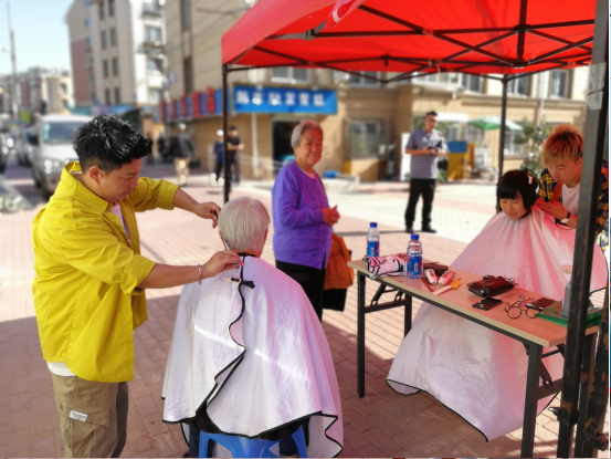 兴工街道西山社区隆重举办 党群十五分钟便民大集