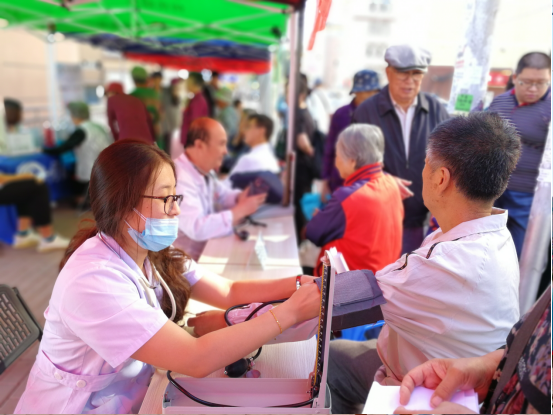 兴工街道西山社区隆重举办 党群十五分钟便民大集