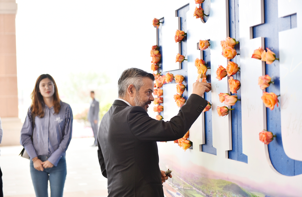 大连金石滩鲁能希尔顿度假酒店，今天正式开业，面向全球接受预定！