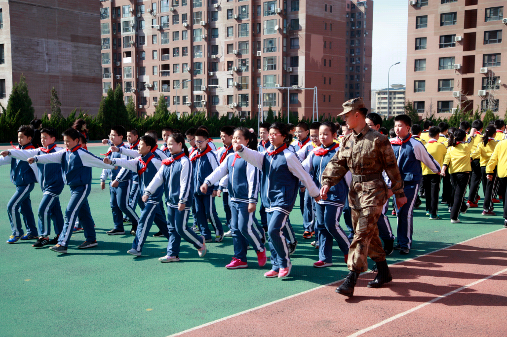 甘井子区椒金山街道 民兵志愿行 国防教育进校园